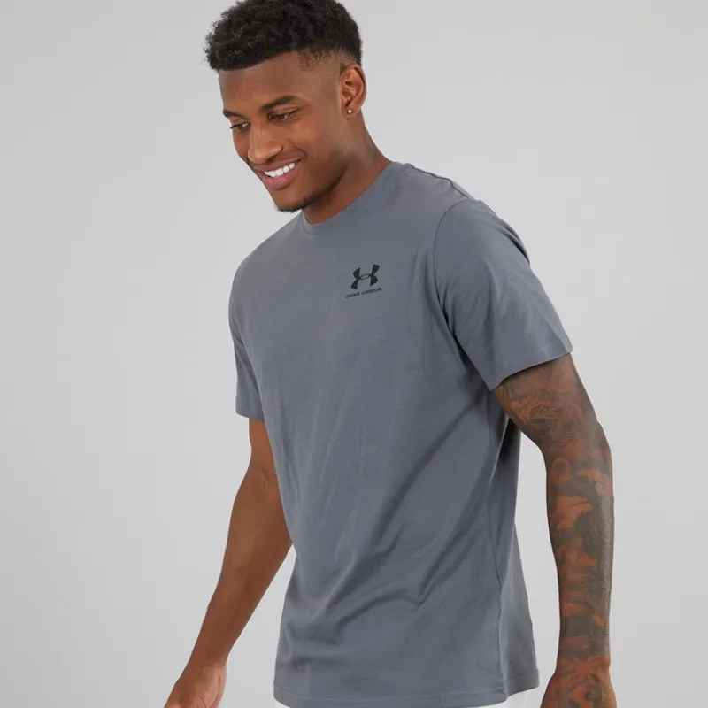 Best Under Armour Herre UA Sportstyle T-shirt med kort ærme og venstre brystlomme Castlerock/Sort Grå